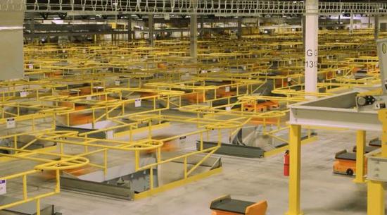 800 个分拣机器人 Pegasus 在亚马逊分拣中心帮助工人搬运包裹